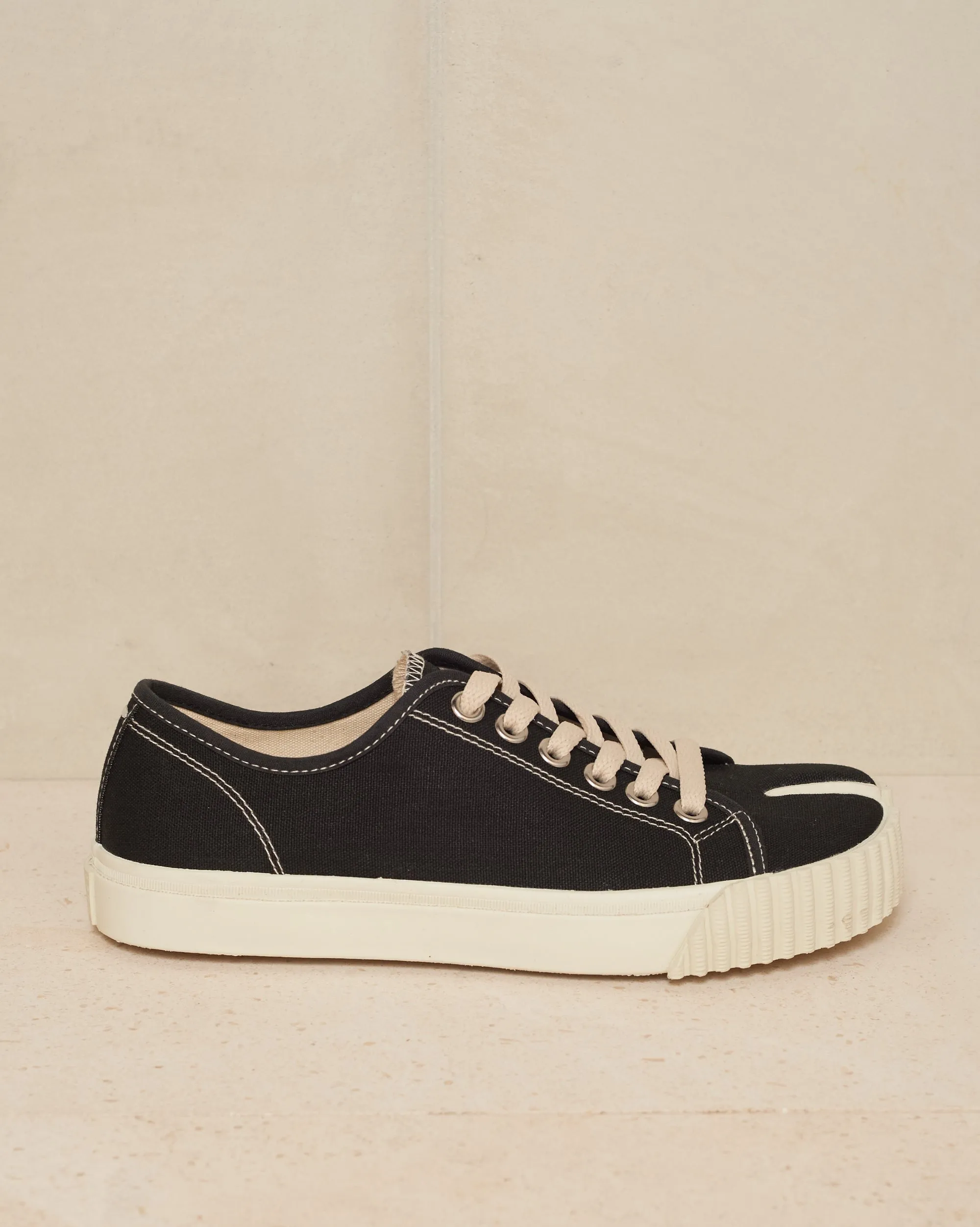 Black Low Tabi Sneaker